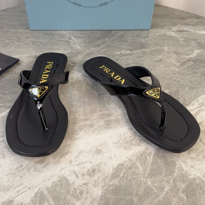 Prada 2026 Flipflops Patent Leather 789406