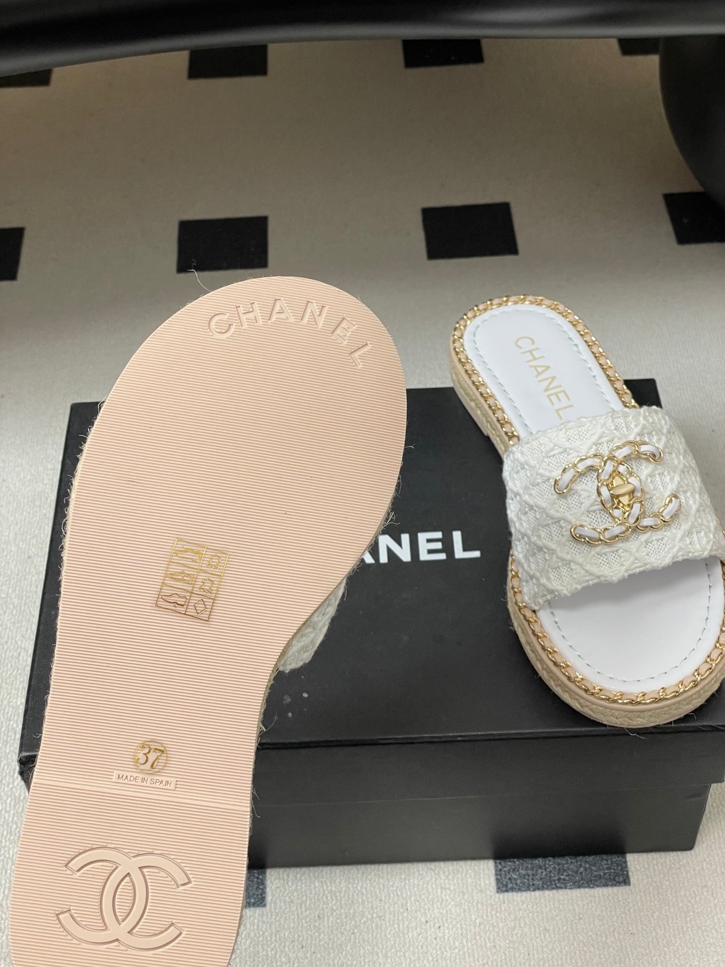 CC 26s Flat Slippers White Gold Fabric Sheepskin 649486