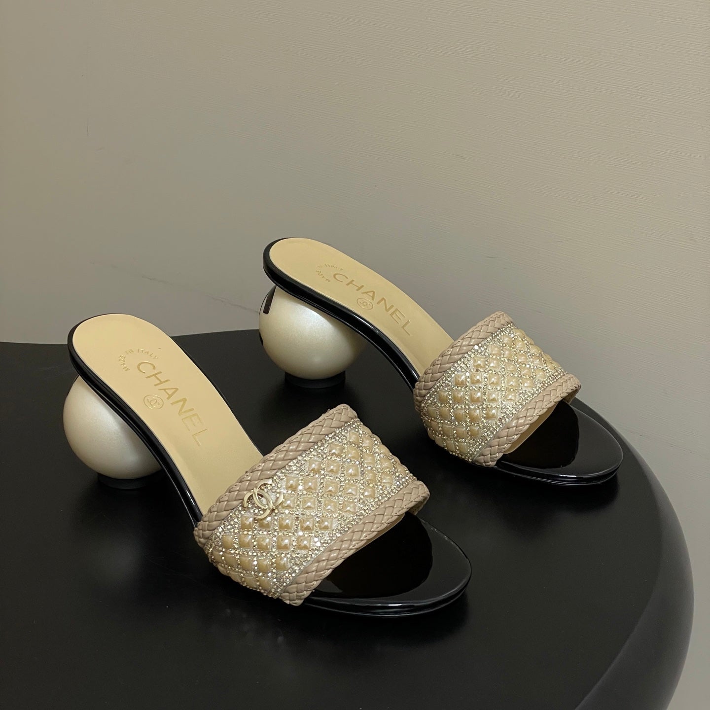 CC 26s Pearl Sandals 70 Beige Patent Leather 649538